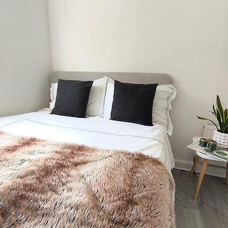 Bright Chiswick Apartment - Great Location ลอนดอน ภายนอก รูปภาพ