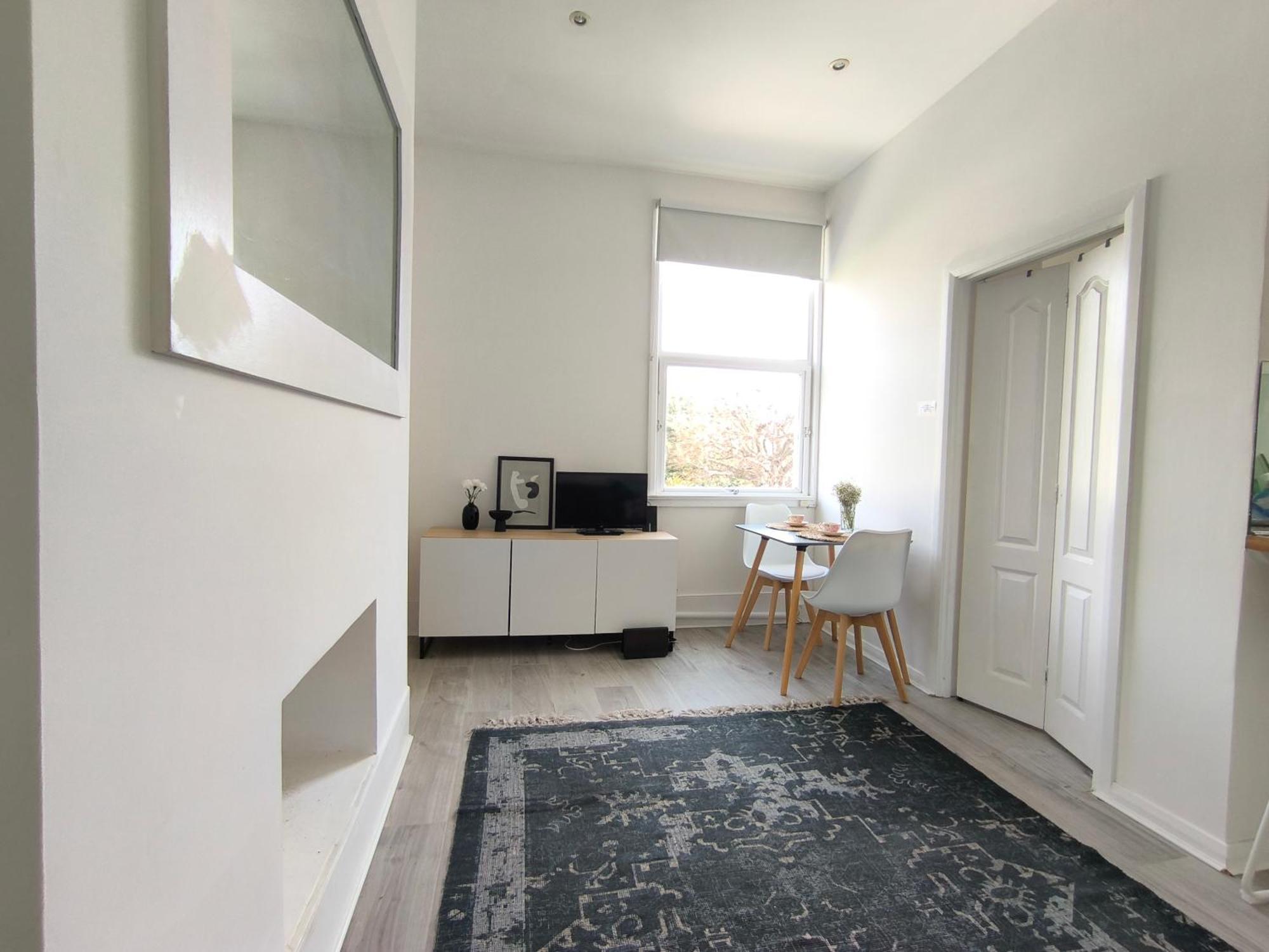 Bright Chiswick Apartment - Great Location ลอนดอน ภายนอก รูปภาพ